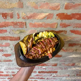 Tagliata di manzo con rucola e grana