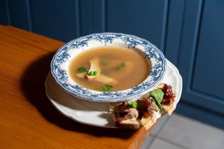 Курячий бульйон із грінкою та паштетом