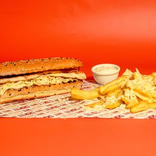 Sandwich cu pui la grill și coleslaw