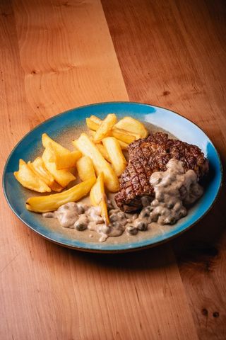 Стейк з яловичини з соусом Black pepper
