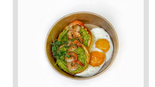 Tost z guacamole i krewetkami, jajka