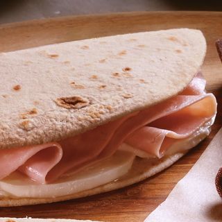 Piadina con prosciutto cotto e mozzarella