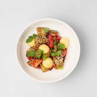 Теплый салат с хрустящими баклажанами, спелыми томатами и сыром Фета 