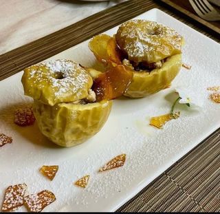 Яблука запечені з корицею та арахісовою пастою