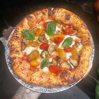 PIZZA VEGETARIANA CON SALSA DE TOMATE