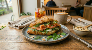 Croissant z twarożkiem, szynką, rukolą i pomidorkami