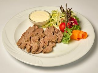 Телятина відварна під сирним соусом (150/50/50)