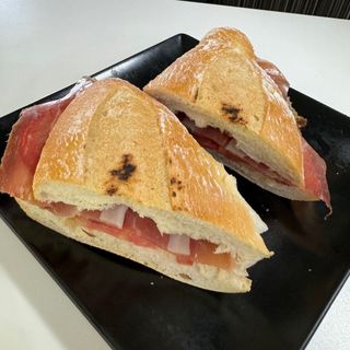 Bocadillo De Jamón Serrano Y Tomate