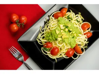Spaghetti cu avocado și roșii cherry, raw, fără gluten