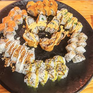 Combo 2 de sushi (64 pzs. + gyozas + rollitos de primavera)
