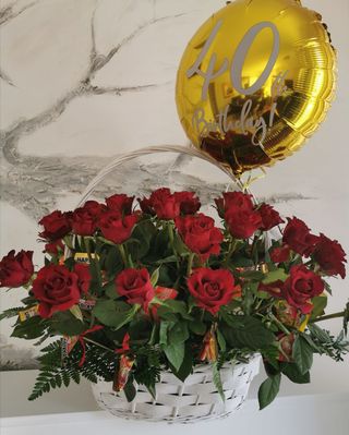 Kosz kwiatowy "Czerwone róże" z balonem