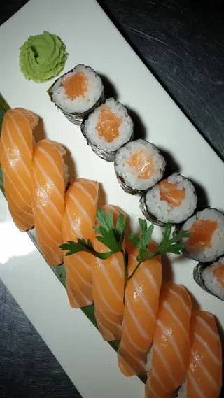 33. Sake sushi