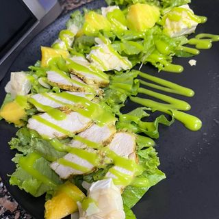 Салат з манго, сиром Брі, та смаженою куркою (250г)