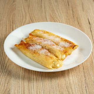 Naleśnik z serem, jagodami i polewą