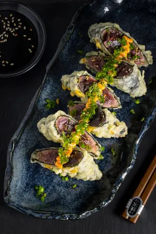 Pierożki z tatarem z tuńczyka w tempurze