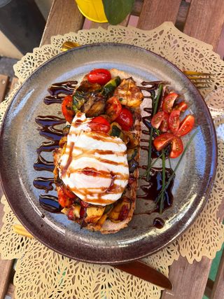 Tosta C/ Legumes e Ovo Escalfado