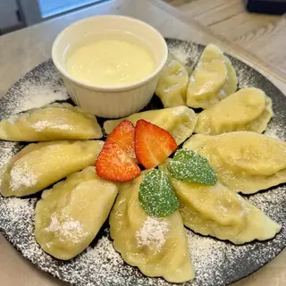 Pierogi z serem i truskawkami