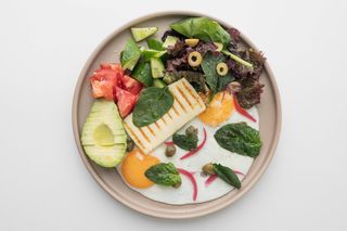 Глазунья с халуми и авокадо 