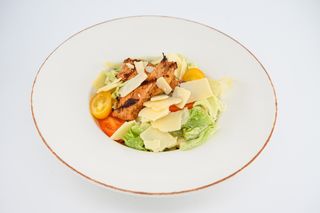 Салата Цезар с пилешко бон филе