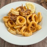 72. Calamares fritos (4uds.) / Fried squid rings (4 pieces)