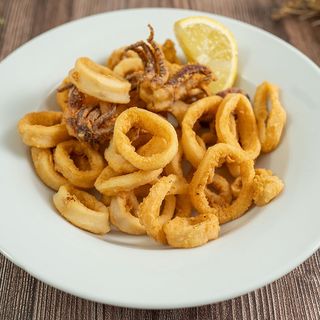 72. Calamares fritos (4uds.) / Fried squid rings (4 pieces)