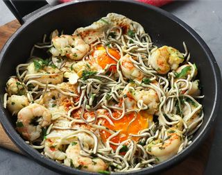 Huevos Rotos Con Gulas Y Gambas