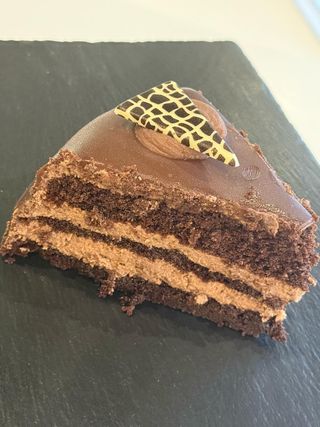 Porción Tarta Tres Chocolates