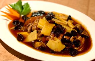 Pato con bamboo y setas chinas