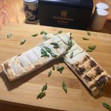 BRÂNZĂ ÎN LAVAS PE GRĂTAR