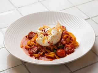 TAGLIATELLE Z GRILOWANYMI POMIDORAMI I BURRATĄ
