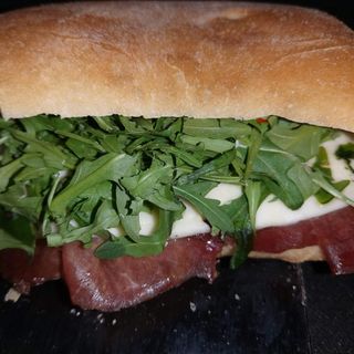 Panino con bresaola, rucola e grana