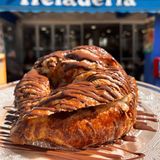 Croissant relleno de chocolate negro caliente