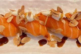 100-Nigiri salmone speciale mandorle 1OPZ