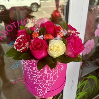 Кутия с 9 бр цветни рози (цветове според наличността) и бонбони