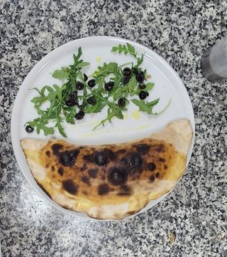 Pizza calzone ripieno 