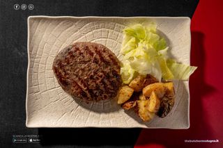 Hamburger di manzo patate e insalata