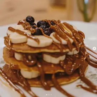 Tortitas De Plátano, Dulce De Leche Y Frutos Rojos