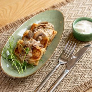 Млинці з куркою та грибами у вершковому соусі