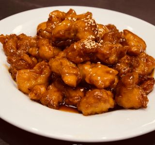 28.Панирани пилешки хапки със сладко кисел сос (600г)