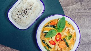 Keang Lueng - żółte curry z warzywami i kurczakiem