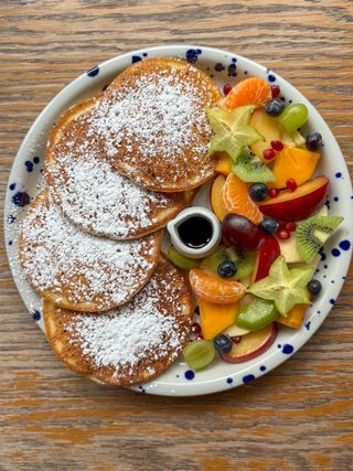 Pancakes 4 szt. z owocami i syropem klonowym