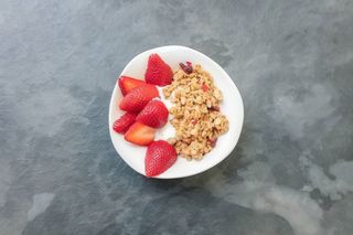 Iogurte Grego com Granola e Frutos Vermelhos
