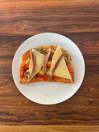Tostada de Escalivada, Queso Manchego Y Anchoas