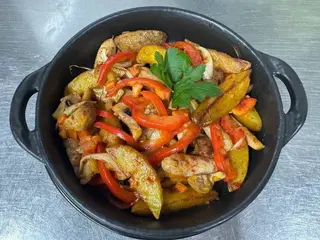 Сковорідка с курячими ковбасками та овочами (350g)