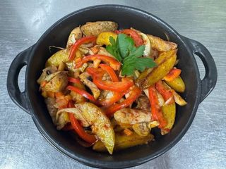 Сковорідка с курячими ковбасками та овочами (350g)