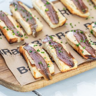 Anchoas del cantábrico Con Mantequilla Ahumada sobre Pan Brioche (10 uds.)