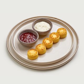 Сирники із сметаною та малиновим джемом