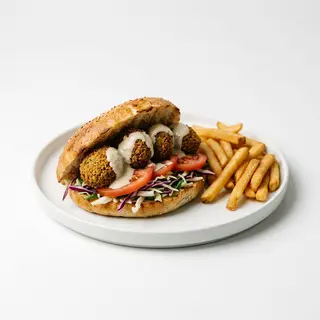 Bułka falafel z frytkami