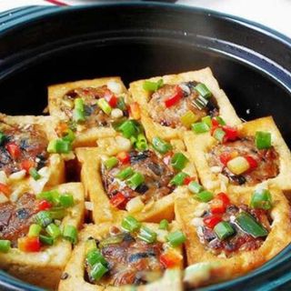 Arroz con tofu, berenjena y chile relleno de carne