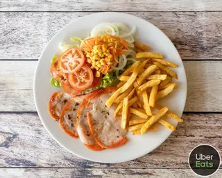 Lomo, ensalada y papas